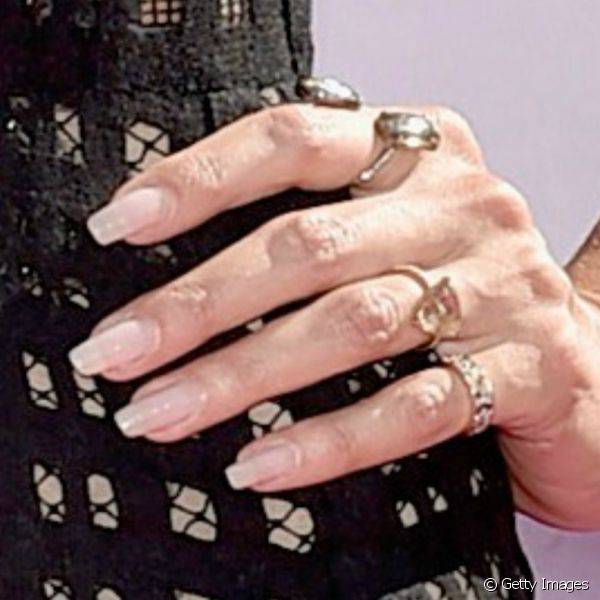 Heidi Klum usou unhas longas com esmalte branco leitoso e uma maquiagem bem discreta e natural